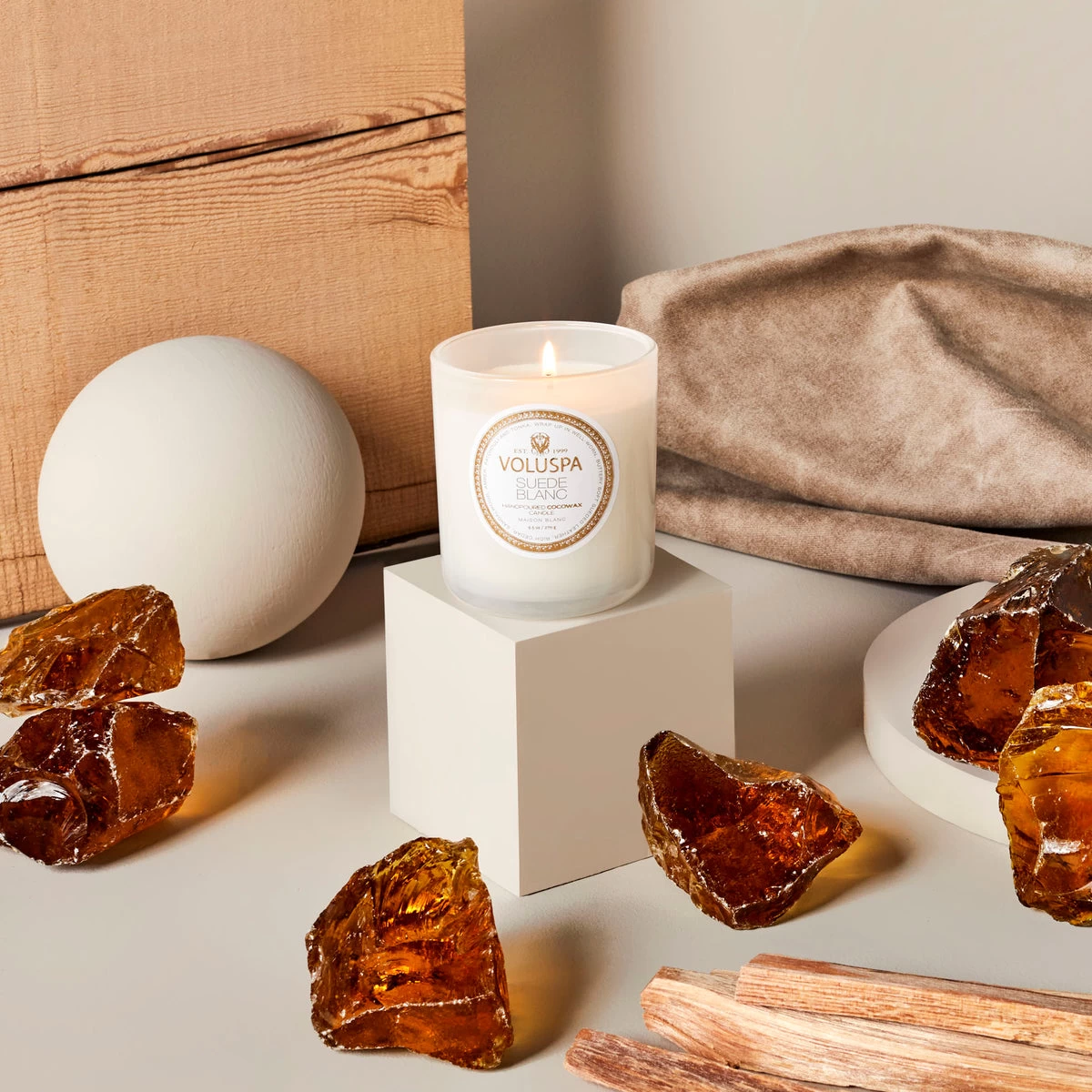 Voluspa Maison Blanc - Suede Blanc Classic Boxed Candle - Lore Perfumery 4 Voluspa Maison Blanc - Suede Blanc Classic Boxed Candle - Lore Perfumery - Image 2